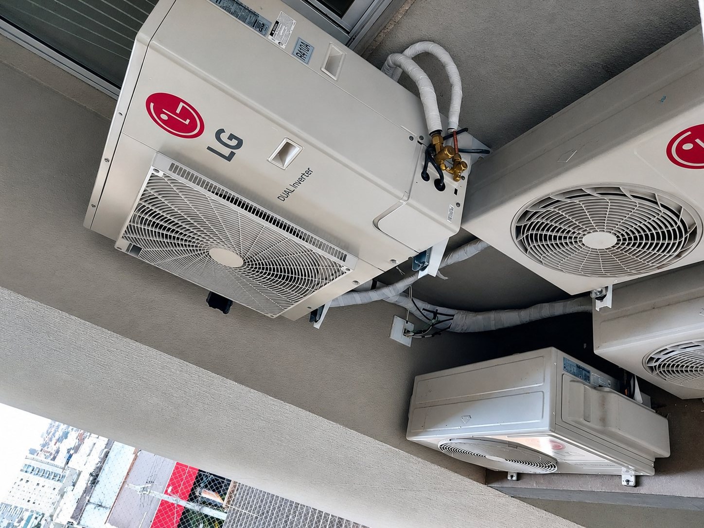 Condensadoras de ar-condicionado LG instaladas e organizadas em varanda técnica pela PH Climatização